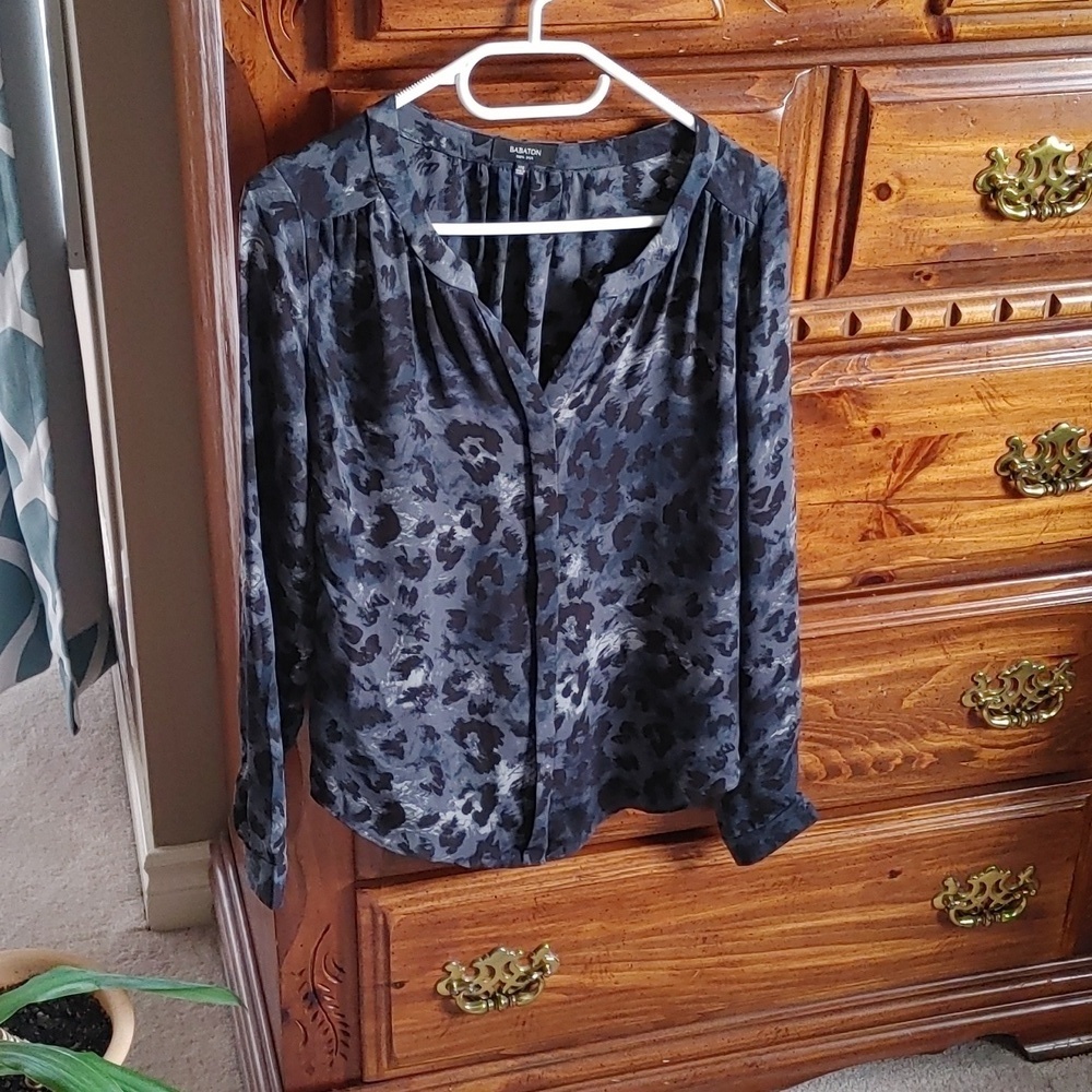 🌻Women's Babaton silk animal print blouse size XXS